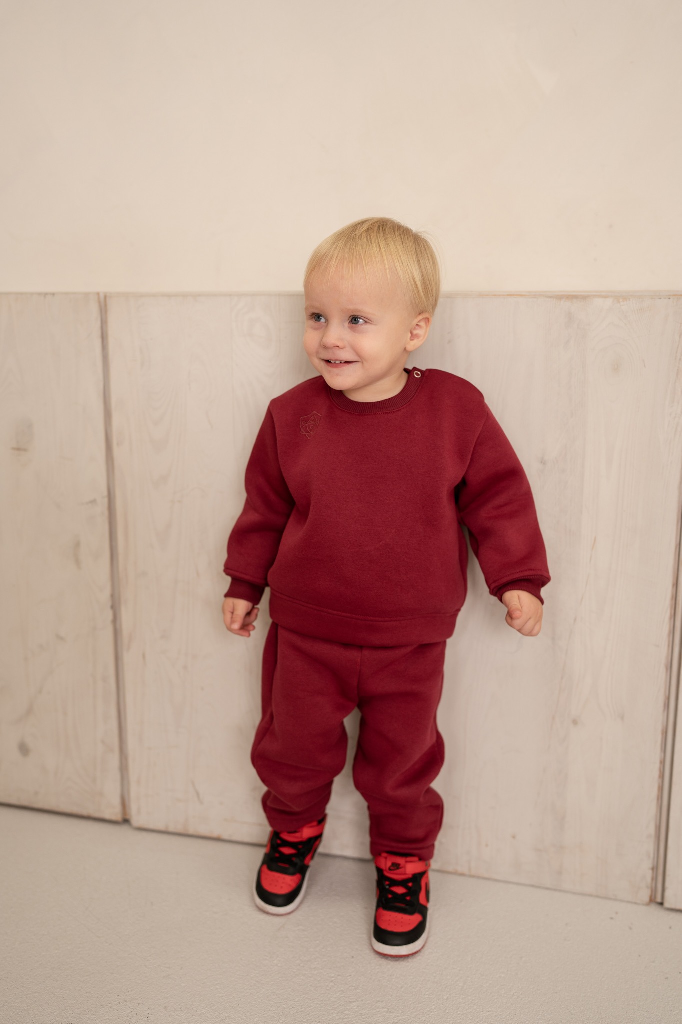 Burgundy kostiumėlis su pūkeliu